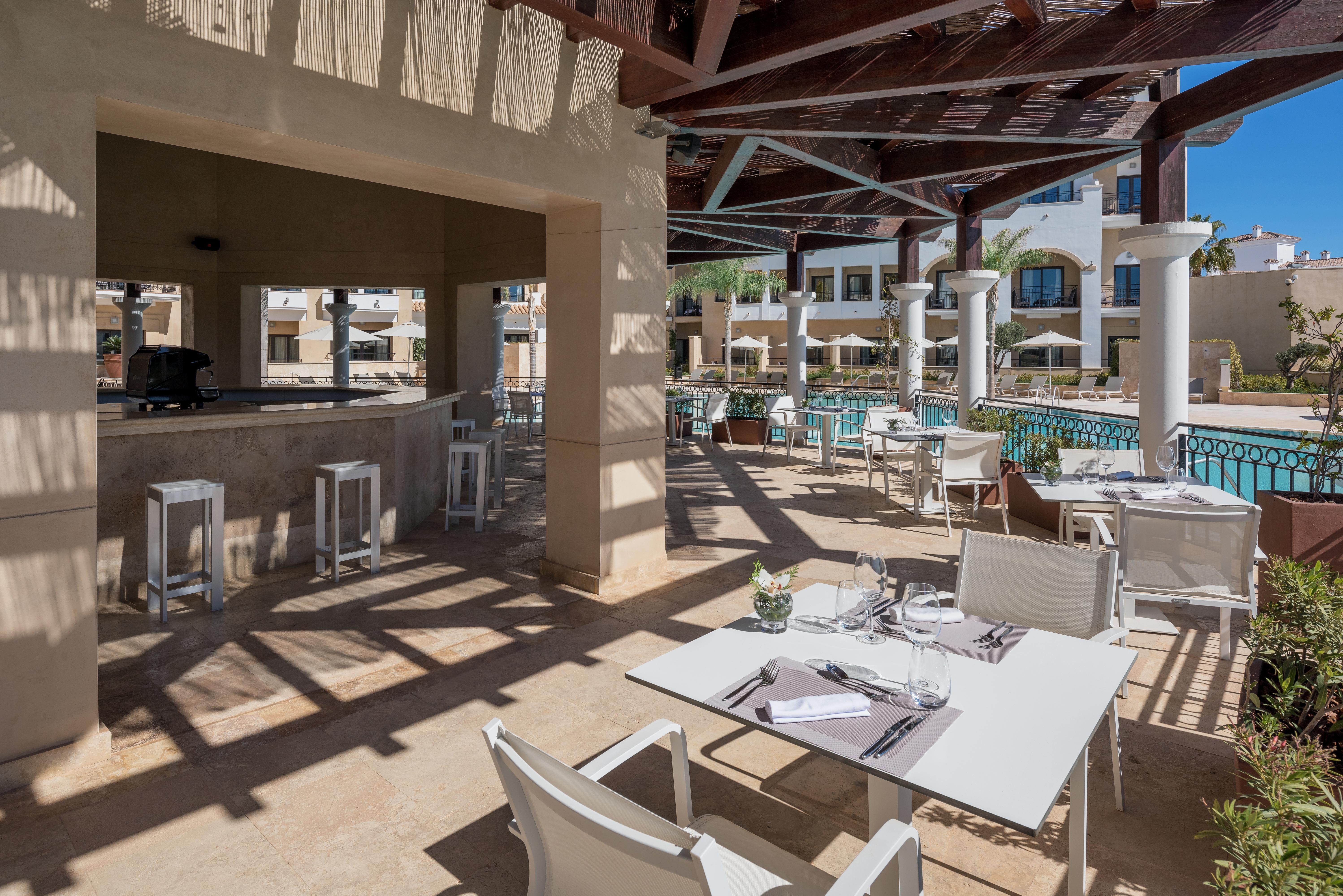 더블트리 바이 힐튼 라 토레 골프 앤 스파 리조트 롤단 외부 사진 The pool bar at the hotel