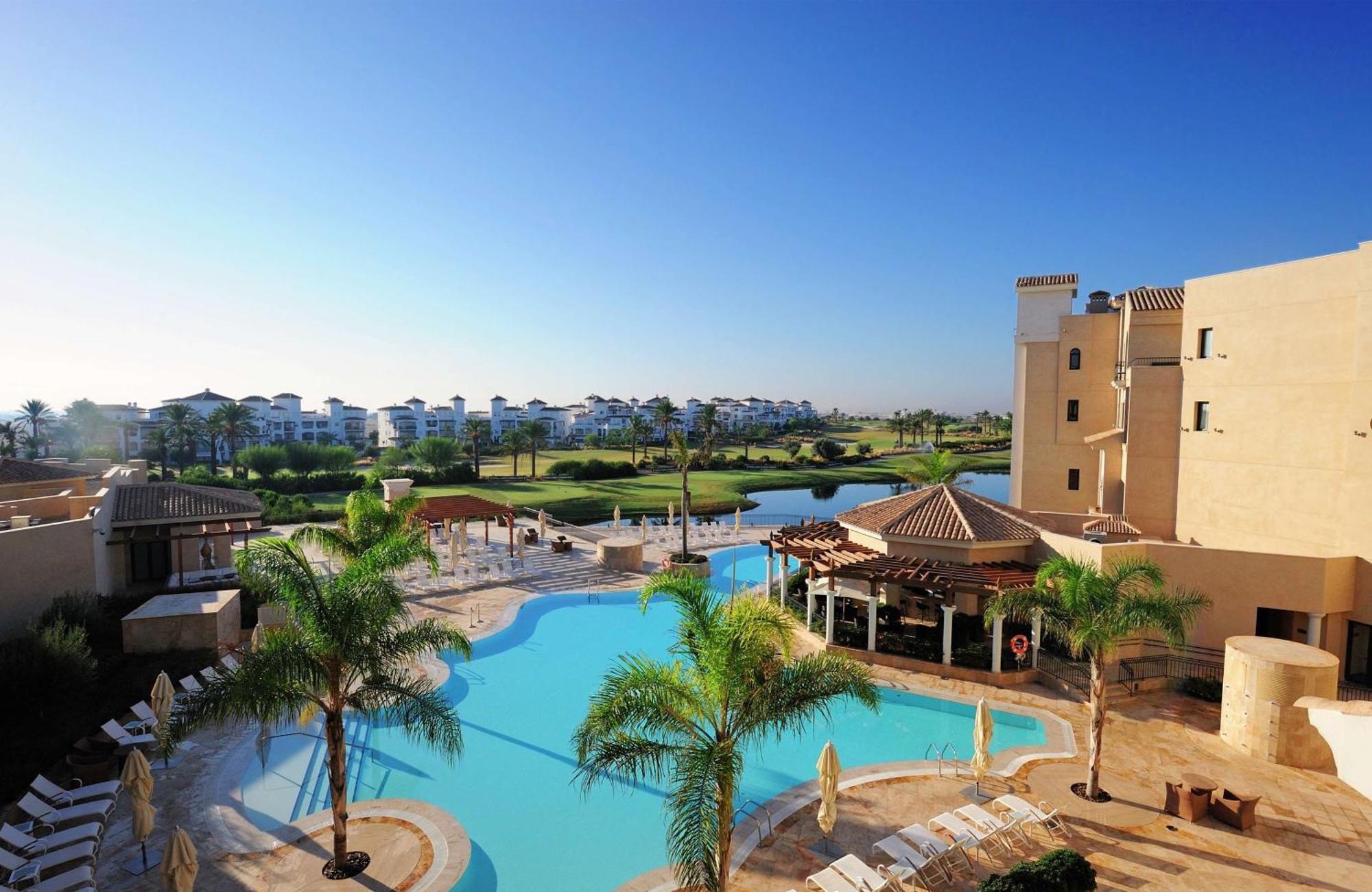 더블트리 바이 힐튼 라 토레 골프 앤 스파 리조트 롤단 외부 사진 View of the pool at the clubhouse