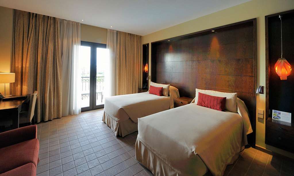 더블트리 바이 힐튼 라 토레 골프 앤 스파 리조트 롤단 객실 사진 A typical room at the hotel