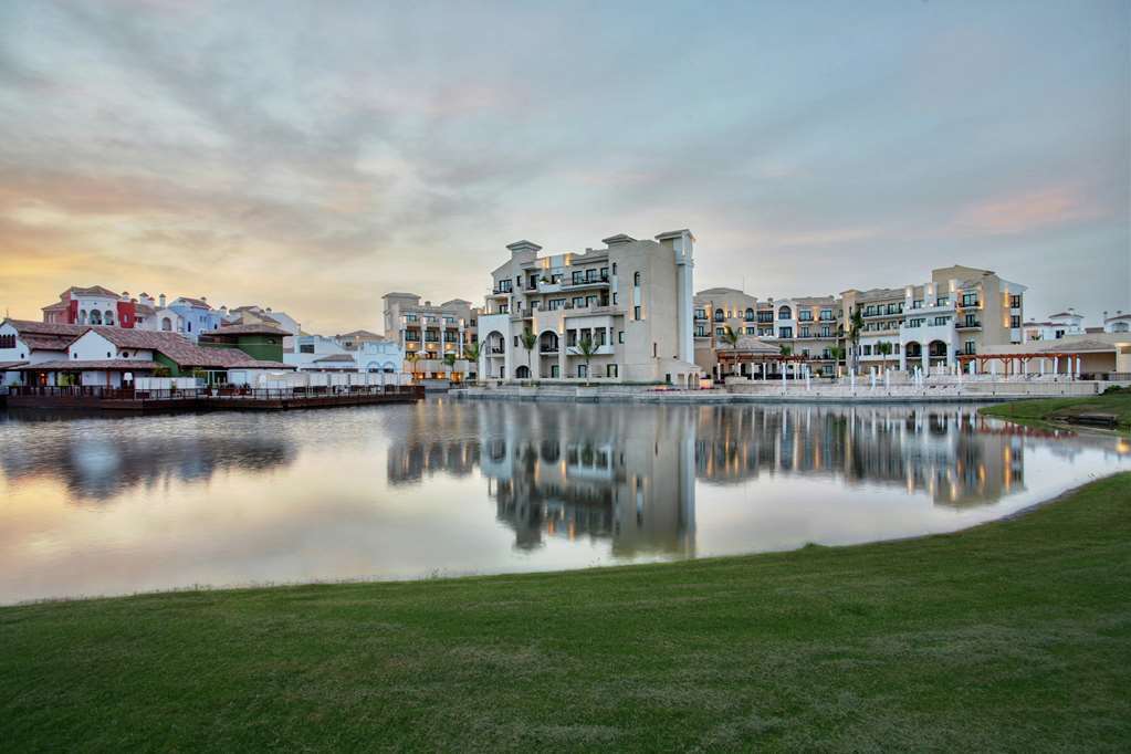 더블트리 바이 힐튼 라 토레 골프 앤 스파 리조트 롤단 시설 사진 Residential buildings in Al Furjan